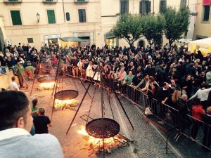 Canepina - La distribuzione delle caldarroste