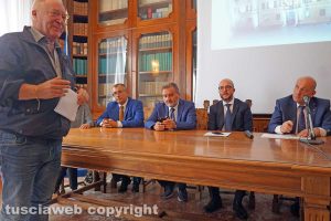 Viterbo - Il sindaco Fabio Menicacci durante l'incontro in Prefettura