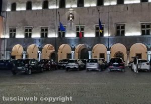 Viterbo - Parcheggio selvaggio a piazza del Comune