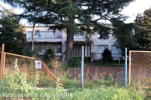 Viterbo - Ex terme Inps, sfondata la recinzione