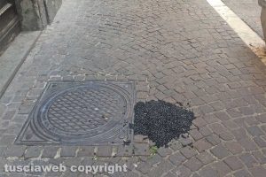 Viterbo - Colata di asfalto al posto dei sampietrini