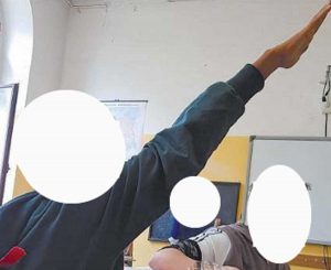 Viterbo - La foto postata sui social col saluto fascista