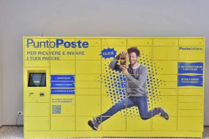 Un locker di Poste italiane