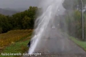 Montefiascone - Getto d’acqua invade la strada