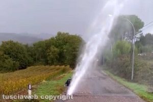 Montefiascone - Getto d’acqua invade la strada
