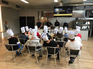 Le lezioni di cucina ai ragazzi al Food Bunker