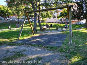 Viterbo - I giardini in via Carlo Cattaneo - L'altalena rotta