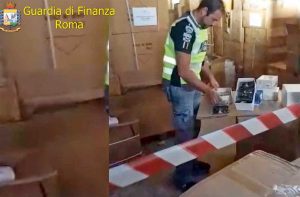 Roma - Guardia di finanza - sequestrata merce contraffatta