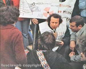 Montalto di Castro - Don Franco (al centro) durante una manifestazione contro il nucleare