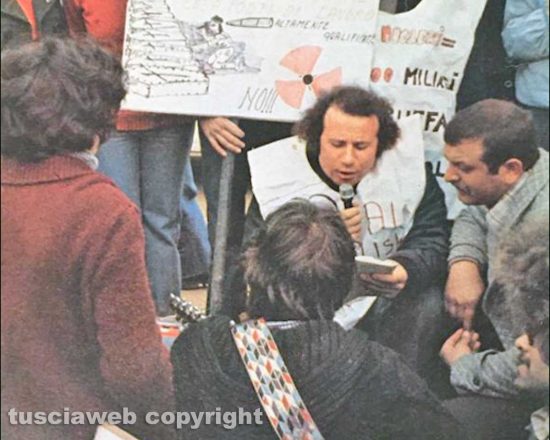 Montalto di Castro - Don Franco (al centro) durante una manifestazione contro il nucleare