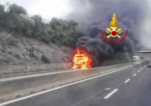Incendio sulla superstrada Orte-Terni - Tir divorato dalle fiamme