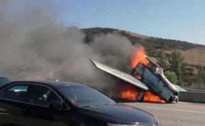 California - Aereo atterra in autostrada