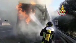 Guidonia - Autocarro in fiamme sull'A1 - L'intervento dei vigili del fuoco