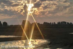 Il sole si rispecchia su una pozzanghera
