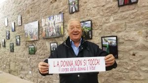 Il sindaco Fabio Menicacci alla mostra fotografica
