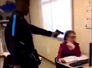Francia - Punta pistola contro l'insegnante