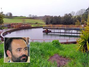 Il depuratore Cobalb di Marta e nel quadro l'assessore Mauro Alessandri