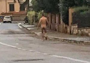 Uomo nudo per le strade di Bolsena