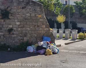Viterbo - Rifiuti tra via Lorenzo da Viterbo e via Tedeschi