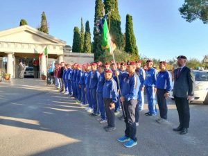 Tarquinia - Lo schieramento dei paracadutisti davanti al cimitero