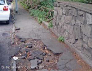 Viterbo - Via Belluno - Marciapiedi disastrati