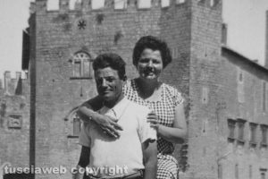 Viterbo - Come eravamo - Angelo Garberoli e la moglie Emanuela sul sagrato di San Pietro