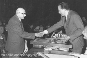 Viterbo - Come eravamo - Giulio Andreotti premia Francesco Capobianchi