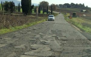 Buche sulla strada che collega Terni a Viterbo