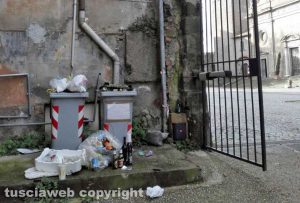 Viterbo - Spazzatura a piazza San Lorenzo