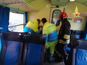Crotone - Treno investito da tromba d'aria