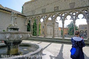 Viterbo - La loggia di Palazzo dei Papi