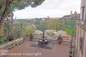 Viterbo - Cortile Palazzo Priori e Valle Faul