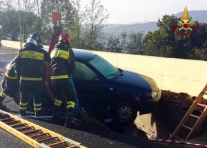 Cede la strada - Vigili del fuoco recuperano un'auto