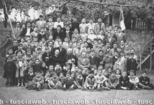 Viterbo - Anni ‘50 - Foto di gruppo nel piazzale della parrocchia di San Leonardo