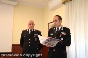 Il tenente colonnello PIerugo Todini illustra il calendario dell'Arma dei carabinieri
