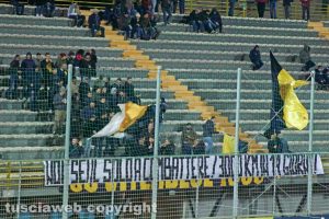 Sport - Calcio - Viterbese - Lo striscione dei tifosi: “Non sei il solo a combattere! 3000 chilometri in 14 giorni!”