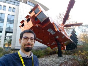Matteo Meschini con il modello di satellite Metop