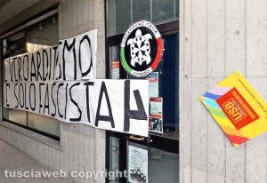 Viterbo - Lo striscione con il logo di Casapound fuori dalla sede Usb
