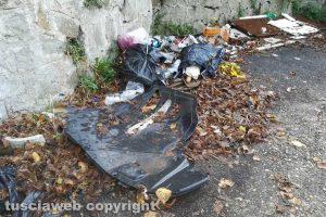Viterbo - Rifiuti in via Monte Cervino