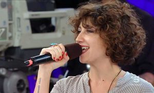 Olivia si esibisce ad Amici