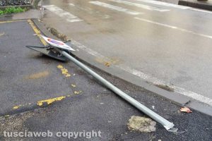 Viterbo - Cartello sradicato a piazza della Rocca