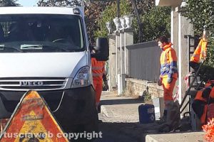 Viterbo - Operai al lavoro in via Villanova