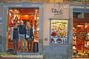 Viterbo - Botteghe storiche - Cappelleria Tiburli - Miriam Serio e Luciano e Alessia Manara