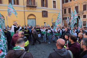 Cisl - La manifestazione di vigili del fuoco e polizia penitenziaria