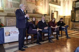 Da sinistra il sindaco Arena, la giornalista Mechella Monaldi, l'autore Olmi, i giornalisti Pierini e Ricucci