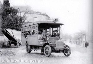 Un Omnibus degli anni Venti sulla linea Viterbo-Tuscania (foto Sorrini)