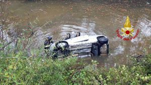 Perugia - Fuori strada con l'auto, nonna e nipote precipitano in acqua
