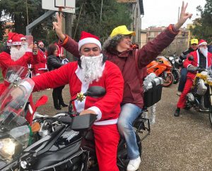 Viterbikers vestiti da Babbo Natale all'Associazione Murialdo