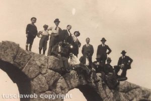 Viterbo - Foto di gruppo sugli archi di Ferento nel '21