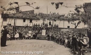 1941 - Festa Mariana all’interno del cortile della Parrocchia di San Leonardo